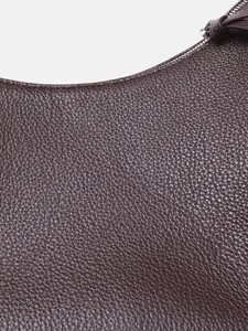 Bolso de hombro de cuero de vaca autentico con cremallera, elegante accesorio para mujer.