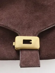 Sac bandouliere en cuir daim marron avec fermoir metallique dore, elegant sac pour femme