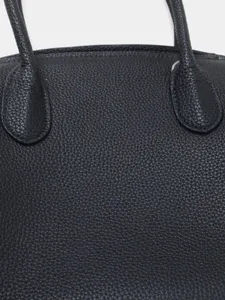 Sac cabas minimaliste en cuir noir avec poignées, design spacieux pour un usage quotidien.