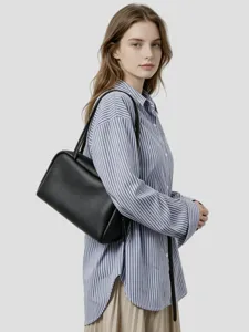 Sac à épaule noir minimaliste pour femme, élégant sac de bowling en cuir pour le quotidien.