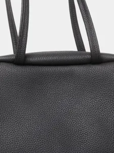 Sac à épaule noir pour femme en cuir de vachette véritable avec une texture grainée élégante.