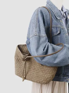 Élégant sac à bandoulière en cuir tressé marron pour femme, fourre-tout hobo chic quotidien.
