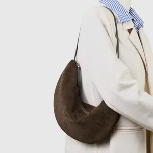 Bolso de hombro de media luna de ante marrón retro, detalle elegante de bolso hobo de otoño.