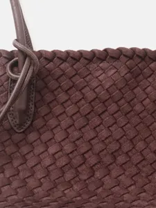 Sac cabas tisse en cuir veritable sac porte epaule gros plan, mode minimaliste quotidienne.