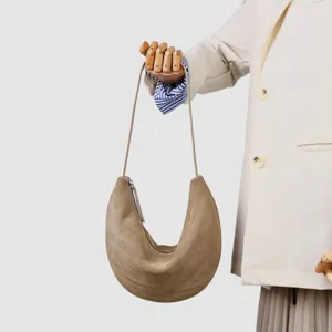 Bolso de hombro de ante retro en forma de media luna para mujer, elegante hobo de invierno.