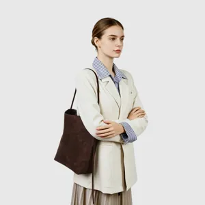 Dettaglio della borsa shopper in pelle opaca marrone scuro, ideale per il commuting.