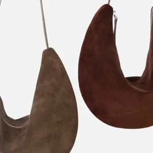 Primer plano detallado de bolsos hobo de ante retro en marrón y elegante marrón oscuro.