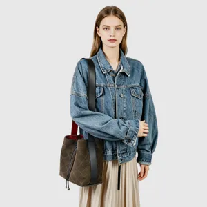 Elegante bolso saco acolchado de cuero con cordon elegante y correa comoda para mujeres