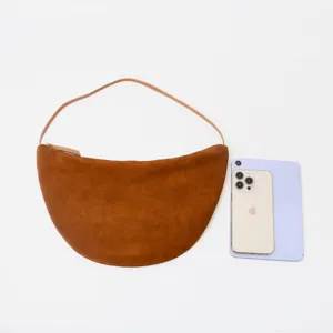 Bolso de hombro de ante marrón en forma de media luna, estilo hobo retro para mujer otoño.