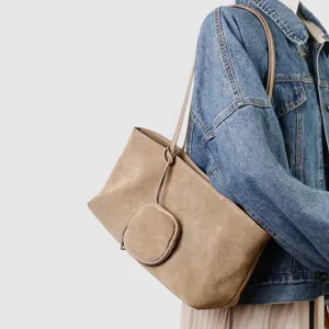 Detalle de bolso de hombro de ante, bolso hobo informal con pequeño bolsillo para mujer.