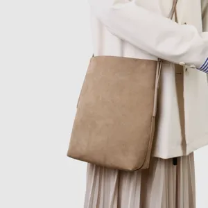 Borsa a secchiello minimalista in camoscio, shopper casual capiente per lavoro.