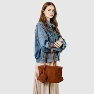 Bolso tote de ante marron en detalle, gran capacidad y estilo elegante para oficina.