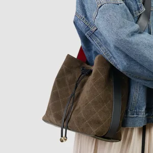 Bolso cubo acolchado de ante marrón para mujer, elegante bolso cruzado hobo versátil.