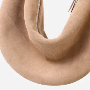 Primer plano de la cremallera y la suave textura de ante de este bolso elegante.