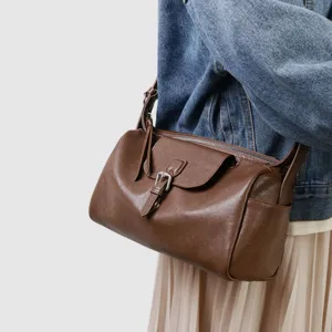 Bolso cruzado marrón de cuero genuino para mujer, elegante bolso de hombro con hebilla de metal.