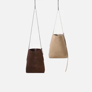 Borsa a secchiello minimalista in camoscio, borsa a tracolla versatile per lavoro.