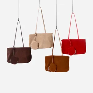 Primer plano del bolso tote de hombro de ante con detalle de monedero redondo, multicolor.
