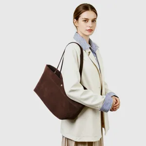 Bolso tote de ante marron vista de detalle, elegante bolso de hombro para uso diario.