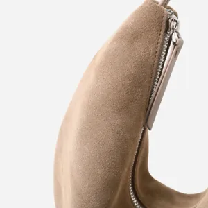 Vista detallada del elegante bolso de hombro de ante en tono topo con gran textura.