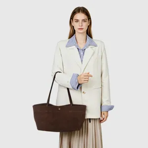 Vista detallada del bolso tote marrón de ante con gran capacidad para uso diario y elegante.