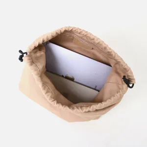 Borsa a secchiello in tela con coulisse dettaglio capacità interna con ampio spazio.