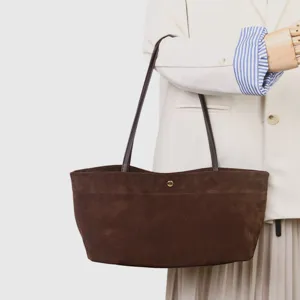 Bolso tote de ante marrón oscuro, vista detallada con diseño minimalista y correas finas.
