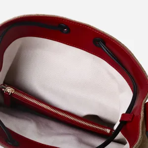 Vista detallada del interior del bolso cubo de cuero para mujer con bolsillo con cremallera.
