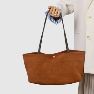 Vista detallada del bolso tote de ante marrón con gran capacidad para uso diario.