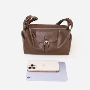 Bolso bandolera de cuero marrón detalle muestra tamaño compacto y diseño elegante diario.