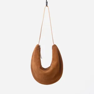 Bolso hombro media luna ante marrón detalle, bolso hobo minimalista con correa de cuero delgada.