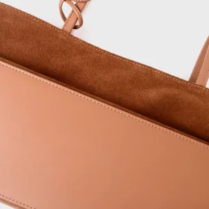 Vista detalle bolso shopper cuero, interior ante marrón, bolso hobo hombro para mujer.