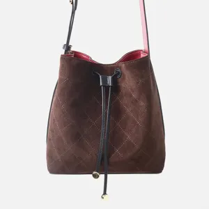 Bolso saco acolchado de ante marrón con cierre de cordón, elegante bolso cruzado.