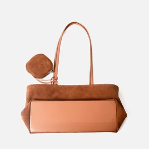 Primer plano detallado del bolso de ante marron con textura fina y costuras limpias.