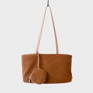 Vista detallada del bolso tote hobo de ante marrón con correas de hombro y monedero pequeño.