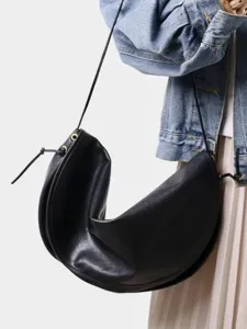 Sac porté épaule croissant minimaliste en cuir noir, élégant et décontracté chic.