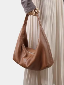 Sac hobo marron en cuir souple, grand sac epaule decontracte style boulette, sac a main chic.