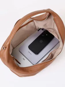 Spacieux sac porté épaule en cuir marron sac souple grande capacité vue ouverte