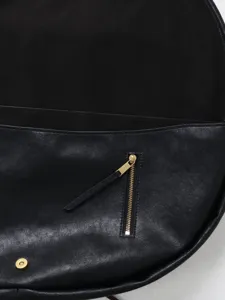 Sac épaule demi-lune minimaliste en cuir noir avec fermeture éclair et aimant dorés.