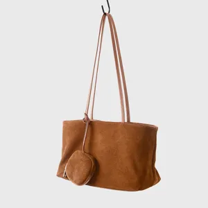 Bolso tote de ante marrón vista de detalle, bolso de hombro minimalista con monedero.