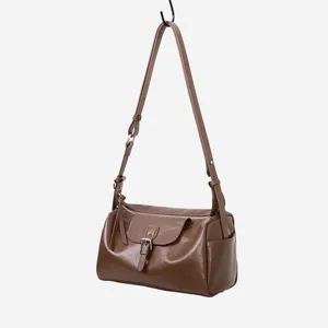 Bolso bandolera de cuero marrón con hebilla metálica y correa ajustable para mujer.