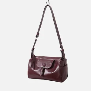 Bolso bandolera de piel elegante, bolso de hombro burdeos con estilo para mujeres.
