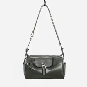 Bolso de hombro de cuero genuino debajo del brazo vista detallada de alta calidad.