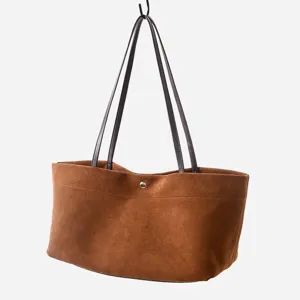 Detalle de bolso tote de ante marrón, gran capacidad bolso de hombro para trabajo