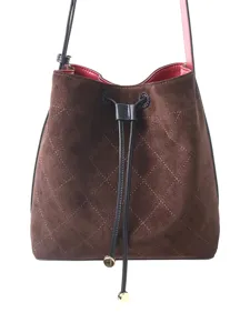 Bolso cubo acolchado de ante marrón con cordón y correa para el hombro, elegante bolso.