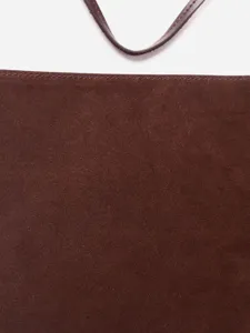 Borsa in pelle scamosciata marrone, borsa a spalla minimalista capiente per la stagione.