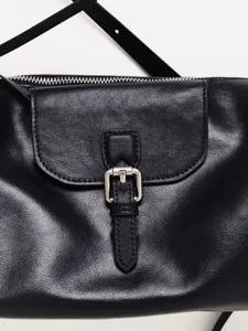 Bolso de hombro de cuero negro para mujer, elegante bolso cruzado con hebilla de metal.