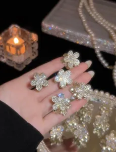 Mollette per capelli con strass brillanti a fiore, eleganti mini accessori per acconciature.