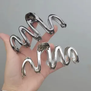 Detailansicht silberne metallische Wellen Haarkralle, modernes Design für sicheren Halt.