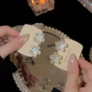 Nahaufnahme glitzernder Strassblumen Mini-Haarklammern, stilvolle Haar-Accessoires.