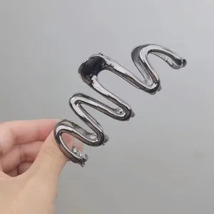 Metall Haarklammer für Damen, einzigartiges wellenförmiges Design, elegantes Haaraccessoire.